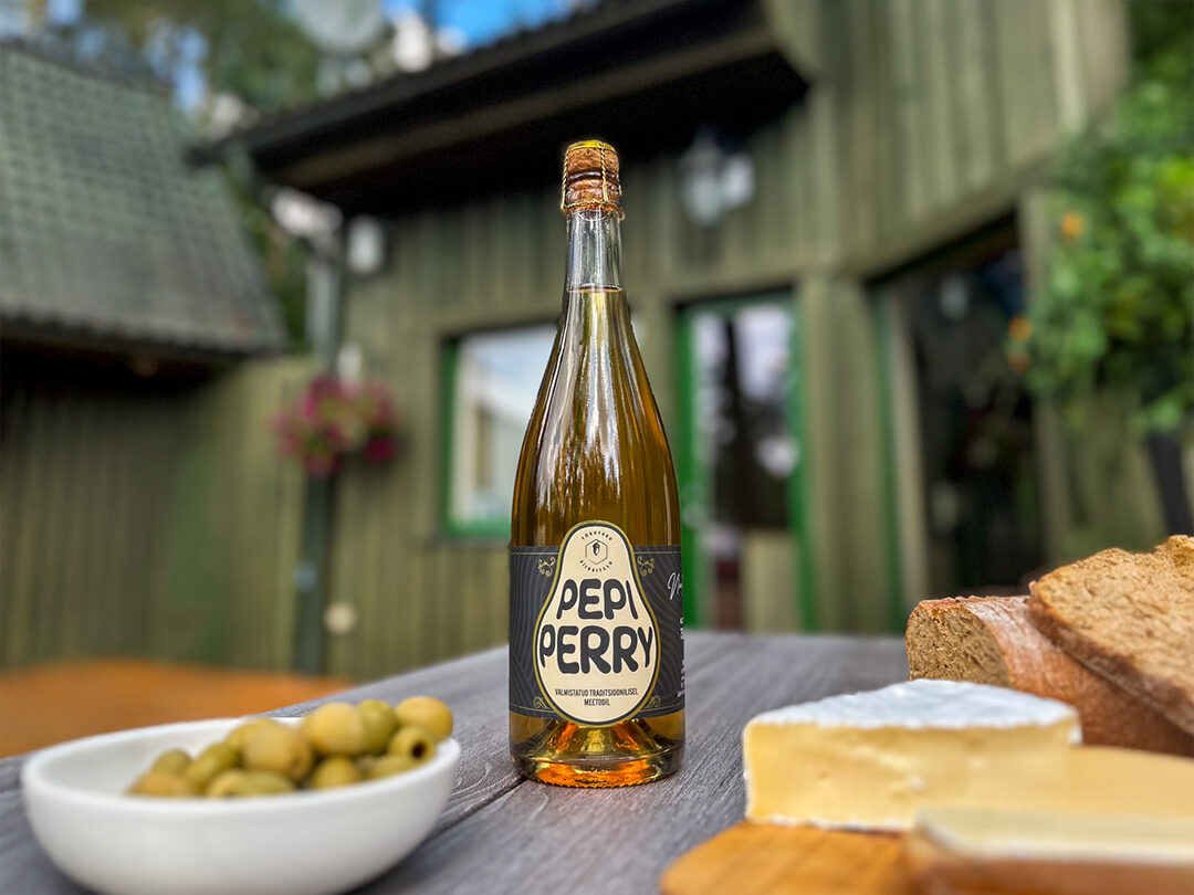 Siider "Pepi Perry" Laual koos kausis olevate oliividega, bruschetta ja valgehallitusjuustuga.