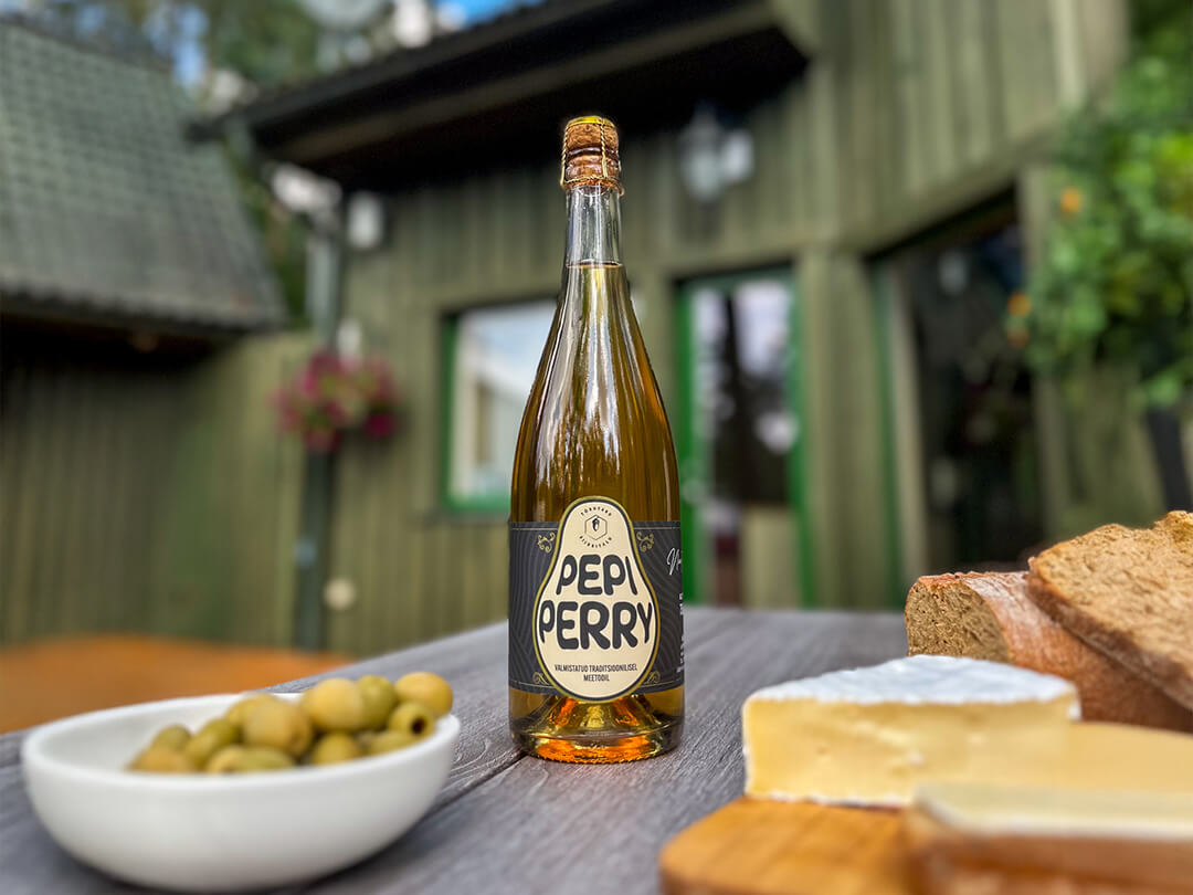 Tõrutaru Pepi Perry pirnisiider serveerituna oliivide ja juustuga